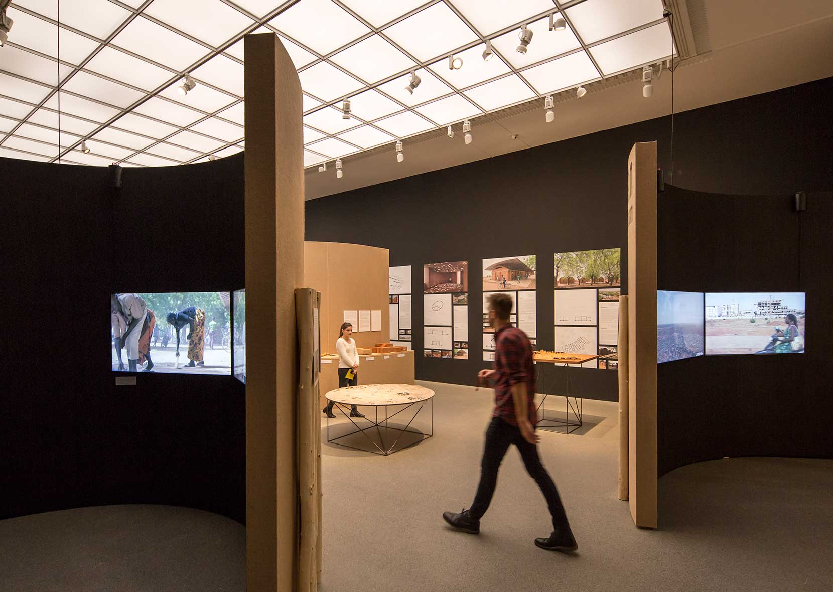 Mann in Ausstellung