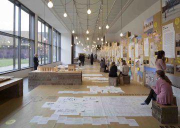 Menschen in der "Afritecture" Ausstellung