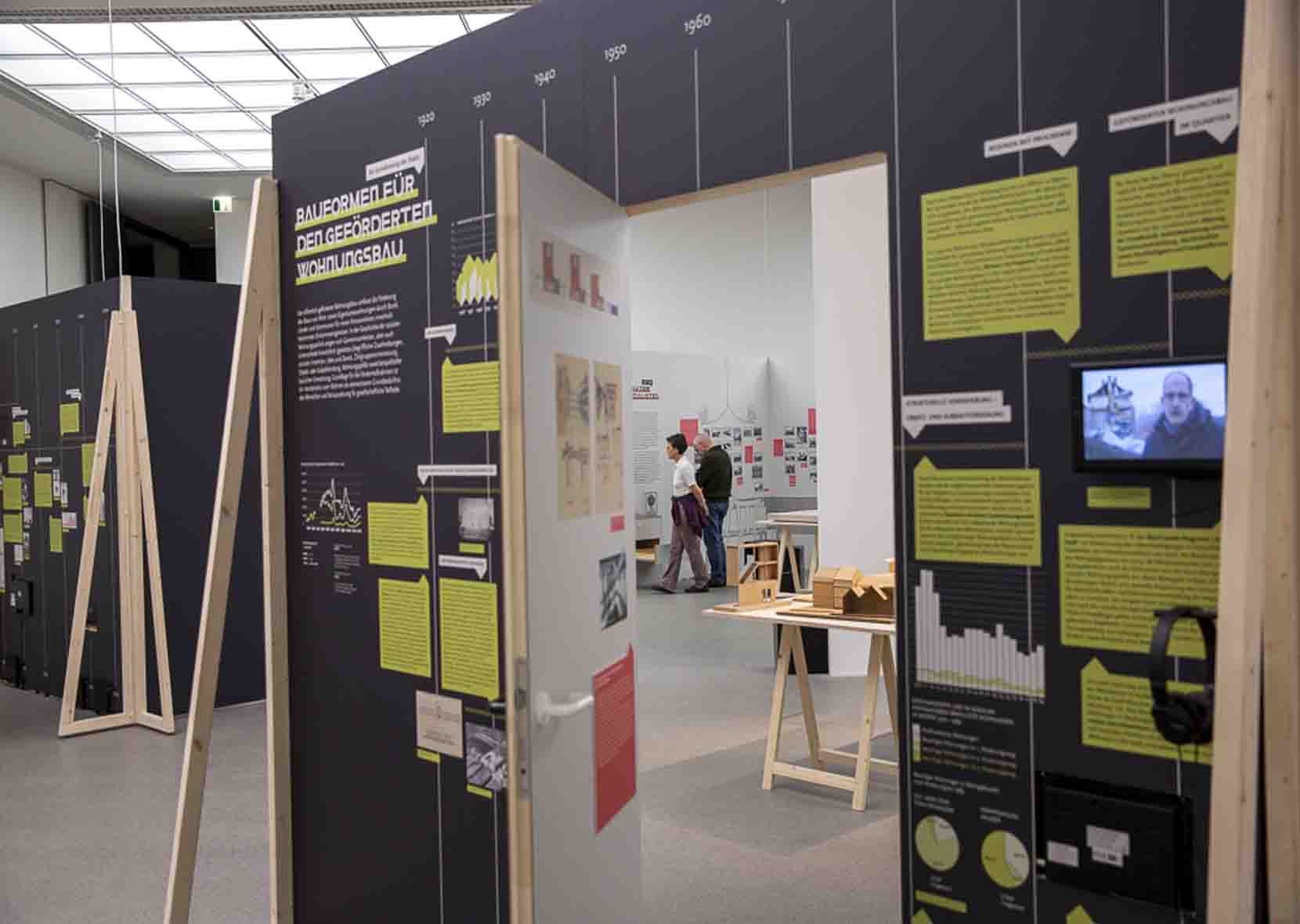 Blick durch Tür in Ausstellungsraum