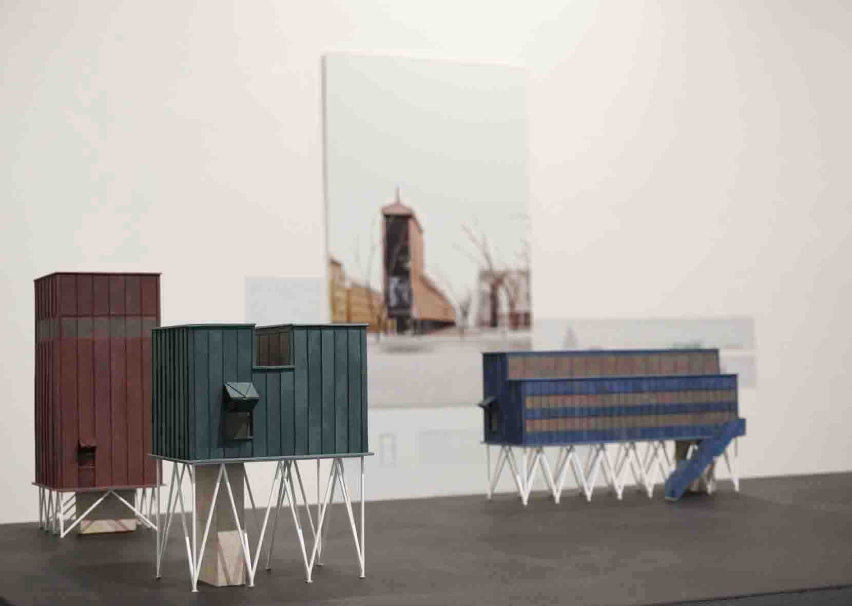 Drei Architekturmodelle aus der Nähe fotografiert