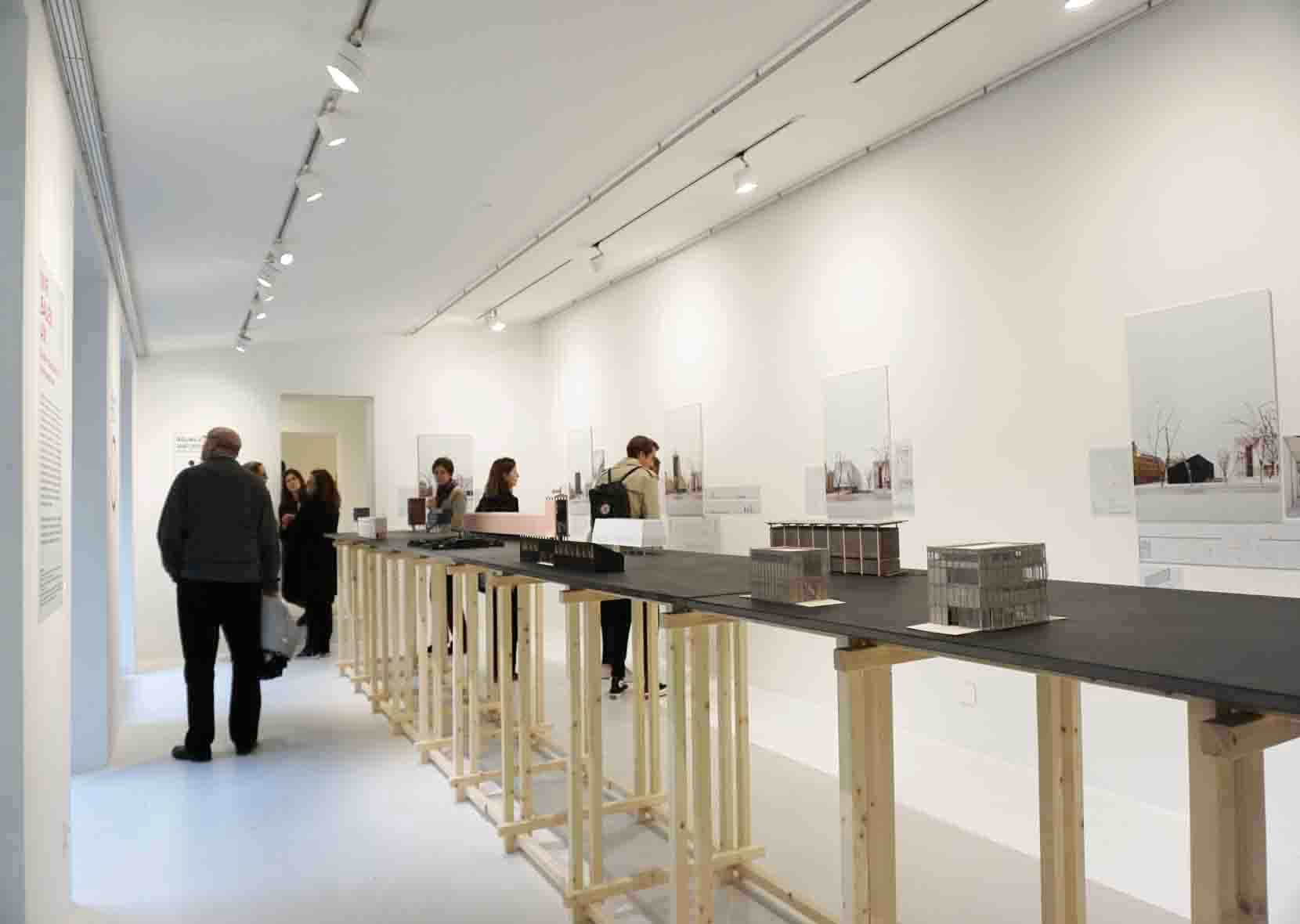 Leute im Ausstellungsraum