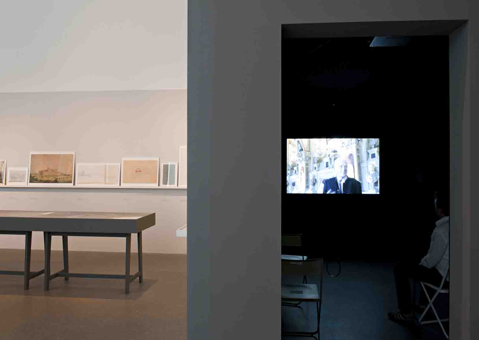 Ausstellungsraum mit Video-Installation