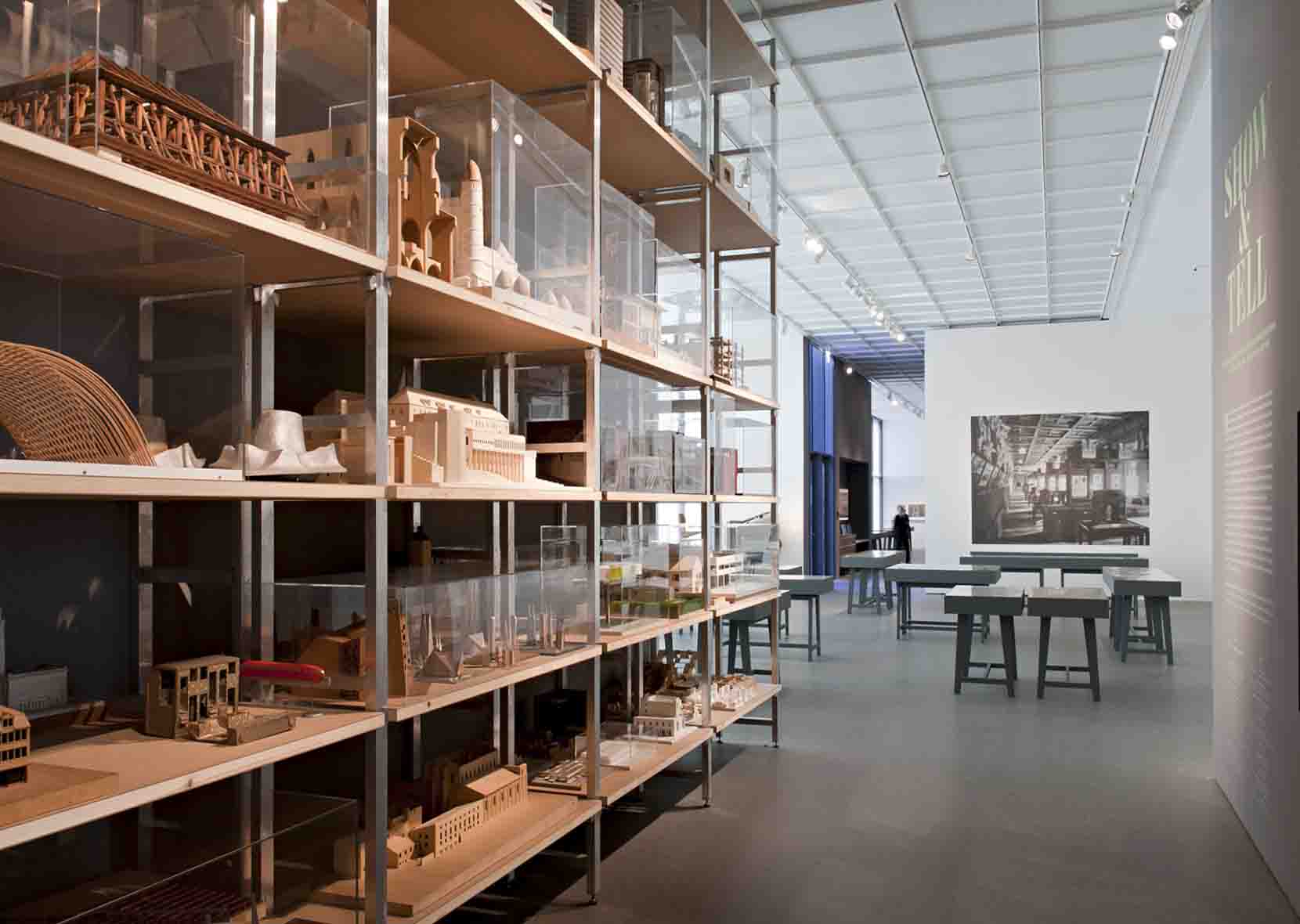Ausstellungsraum mit Regal