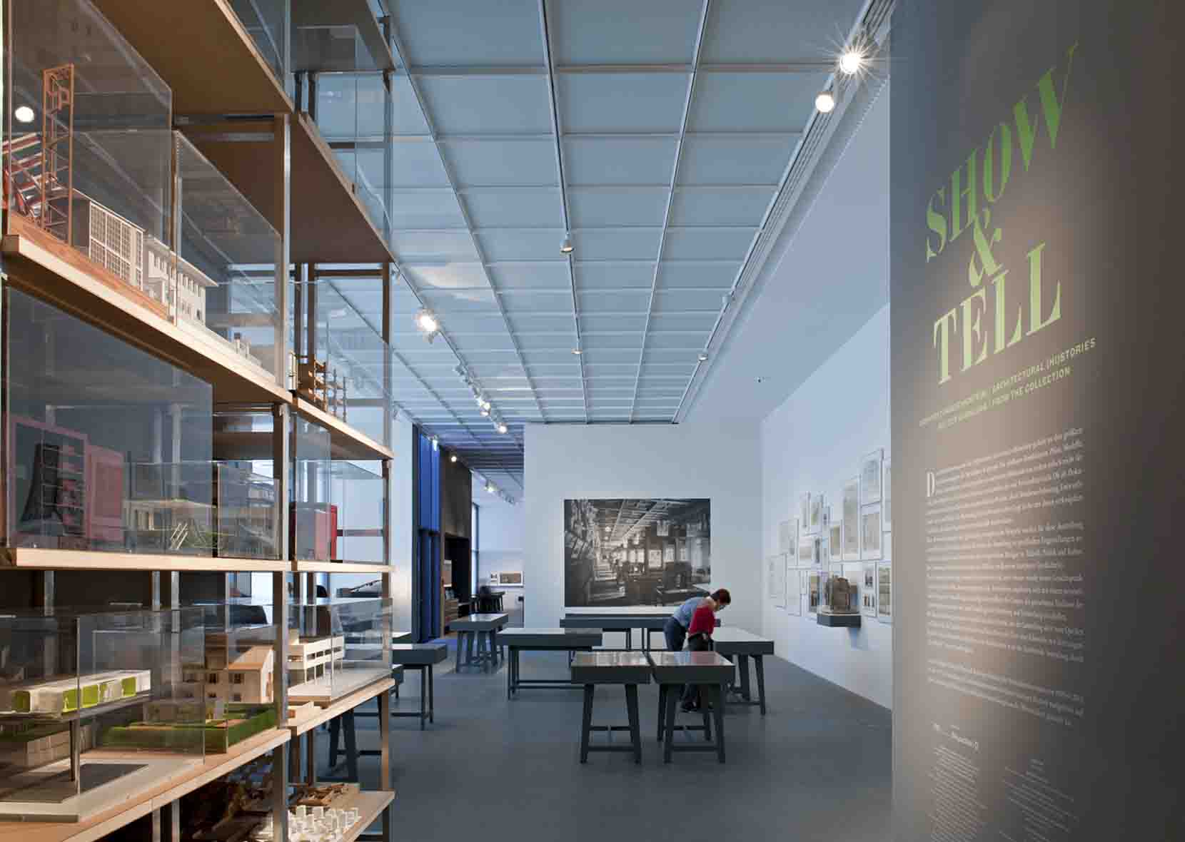 Ausstellungsraum mit Regal