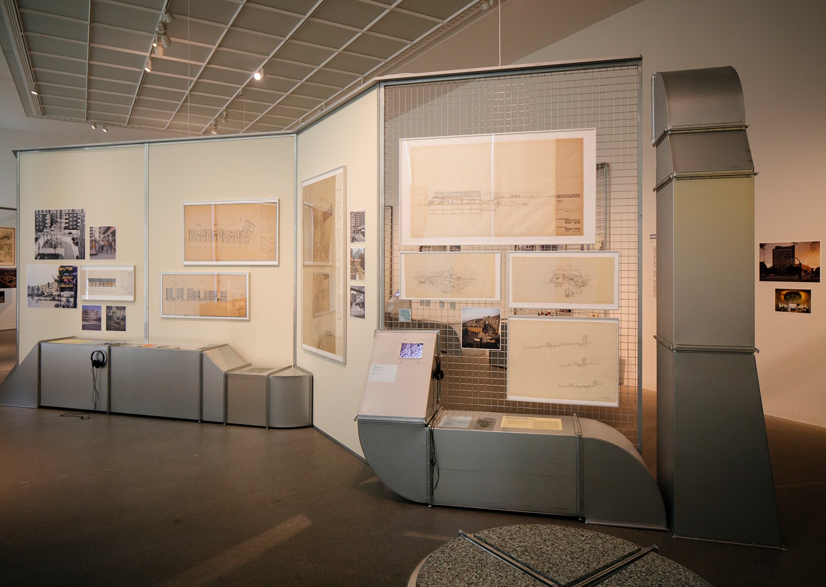 partition wall with labeling in exhibition room 1