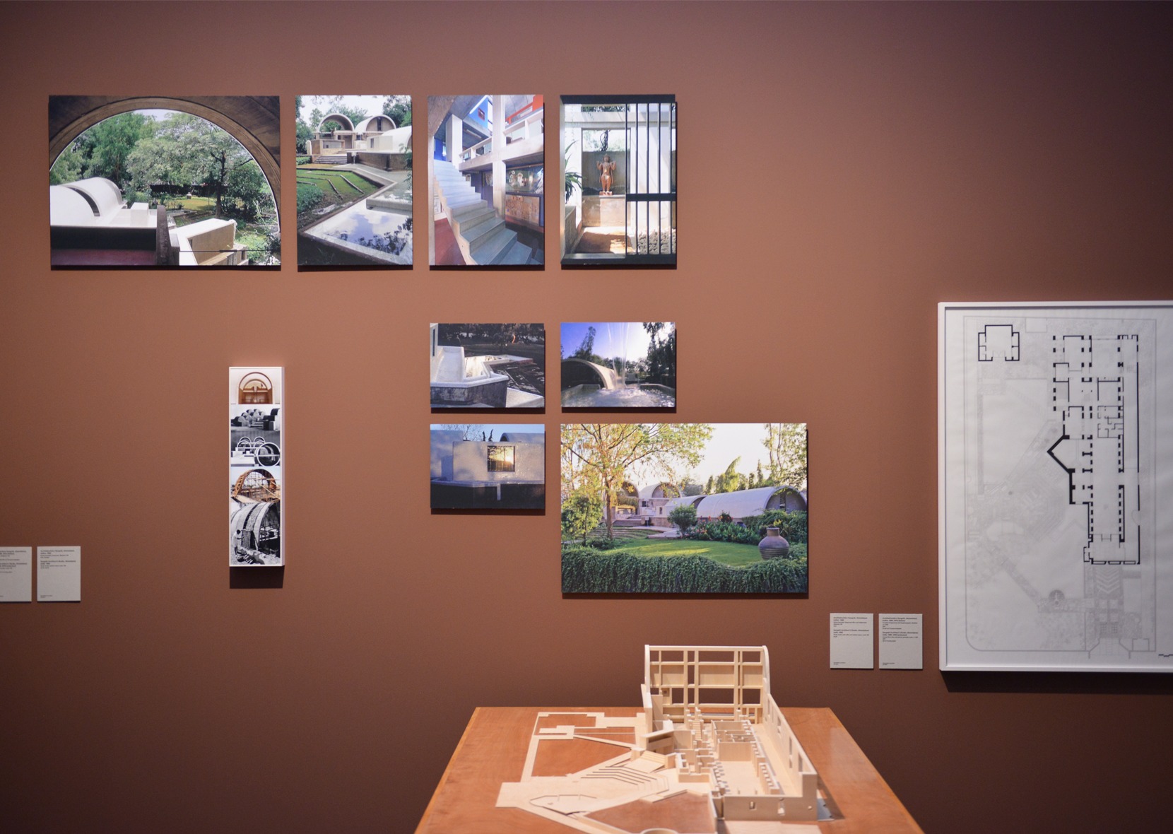 Bilder an der Wand und Architekturmodell
