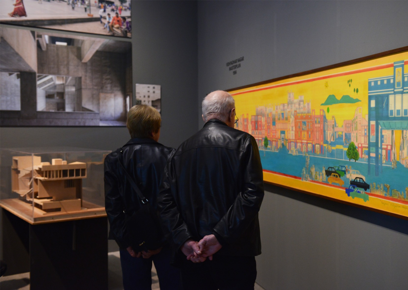 Zwei Personen in Ausstellung