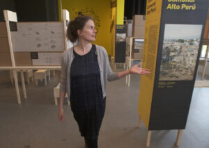 Kuratorin Simone Bader in Ausstellung