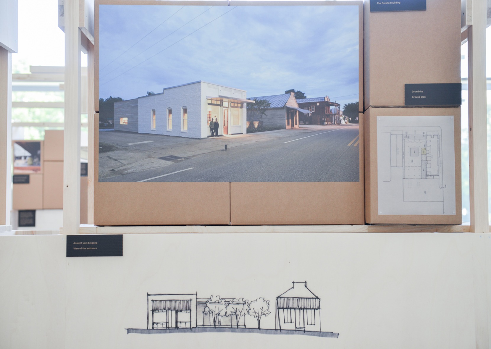 Foto von weißem Haus und Grundriss