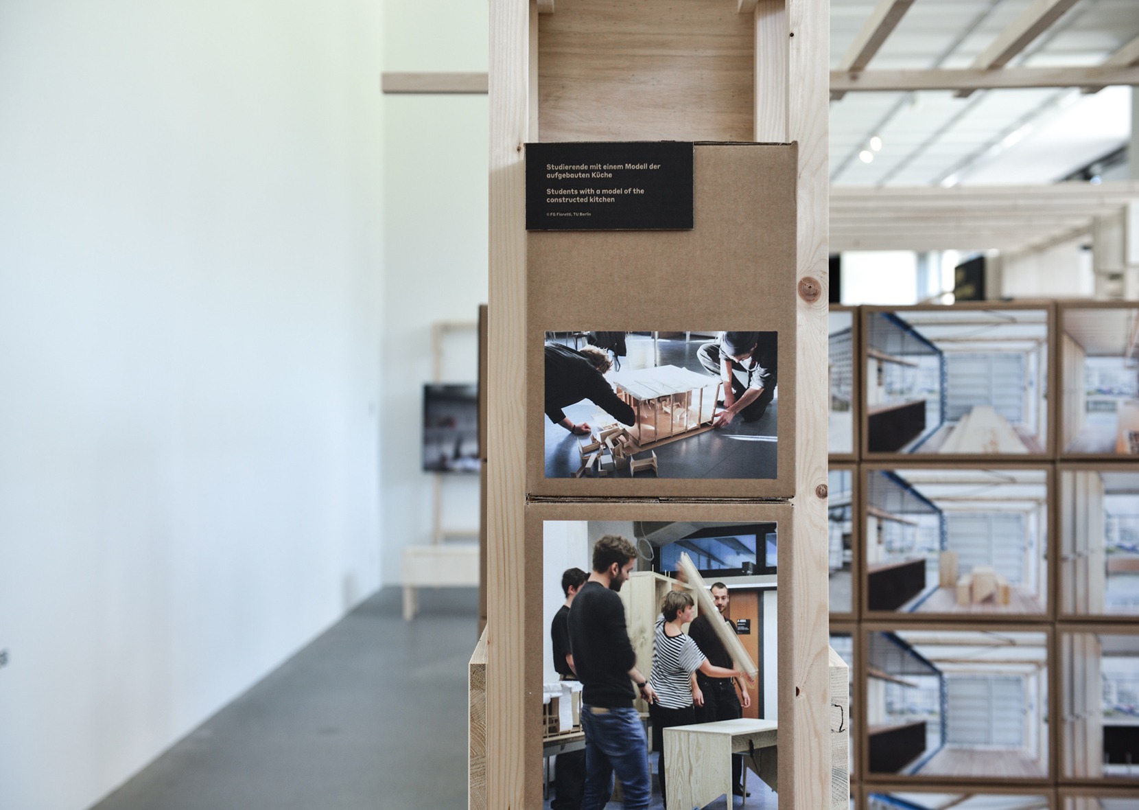 Ausstellungsregal mit Fotos
