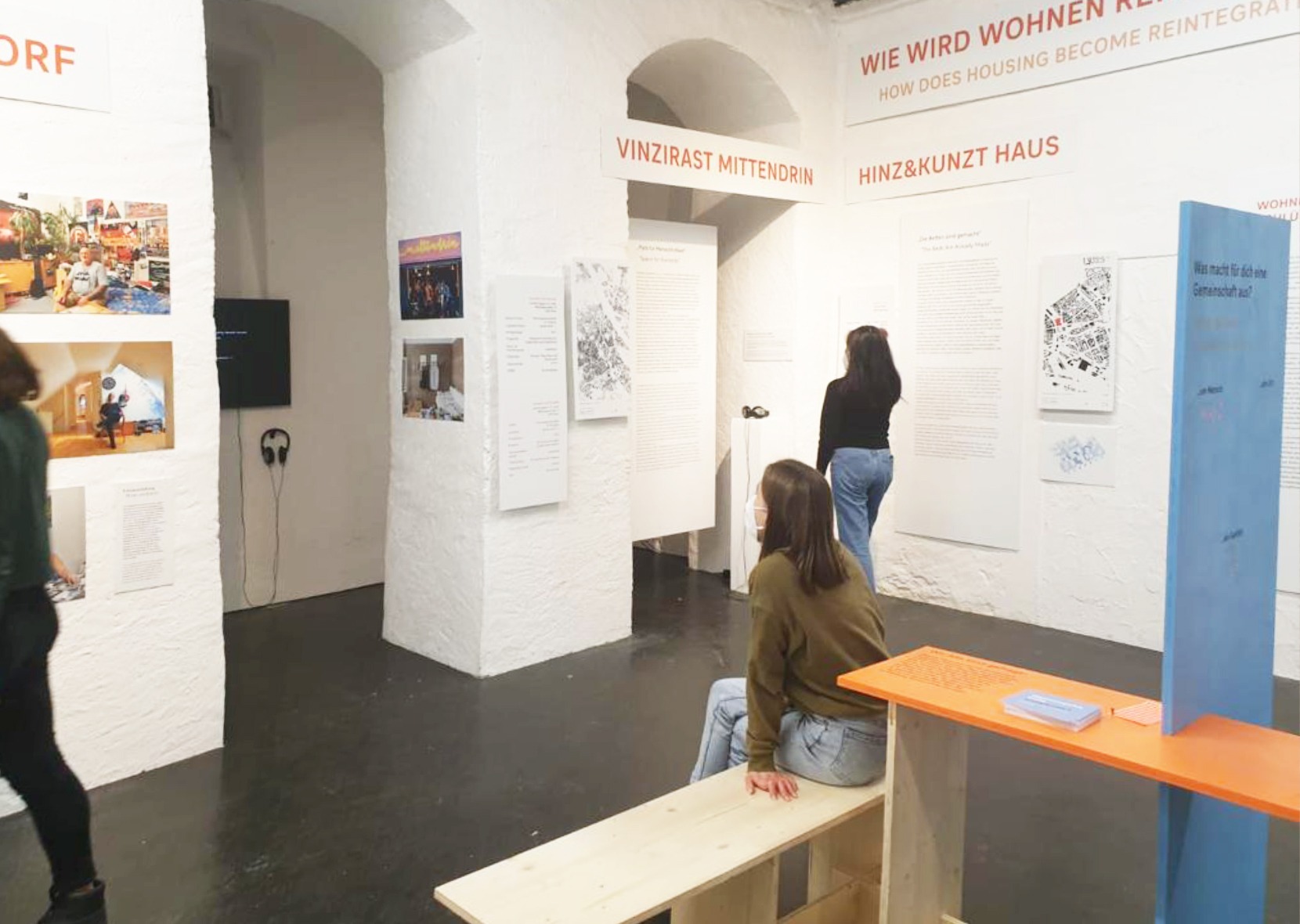 zwei Personen in Ausstellung