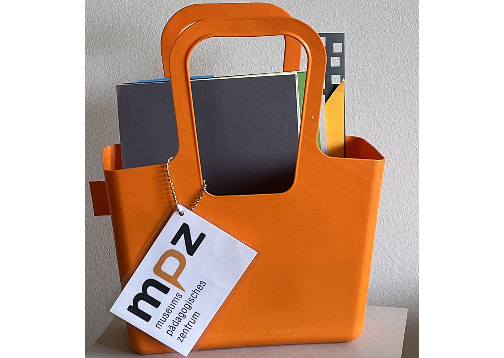 orange Tasche mit mpz-Anhänger