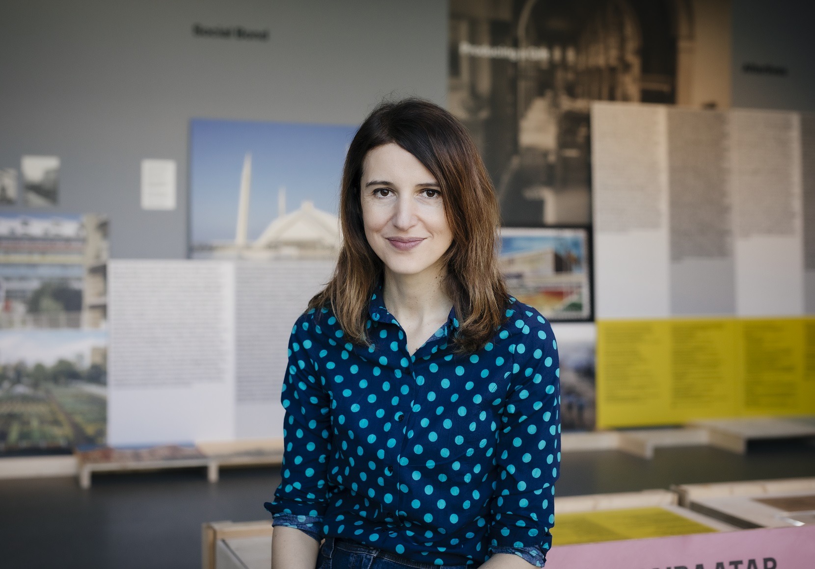 Andjelka Badnjar in der Ausstellung The Gift