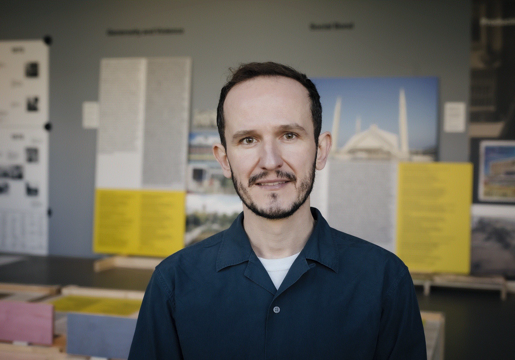 Damjan Kokalevski in der Ausstellung The Gift