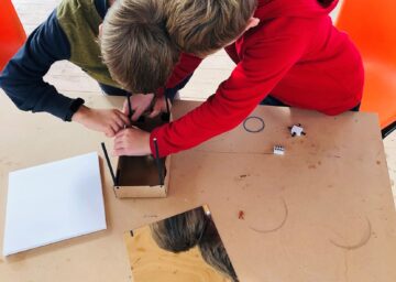 Zwei Kinder bei Workshop beim Basteln