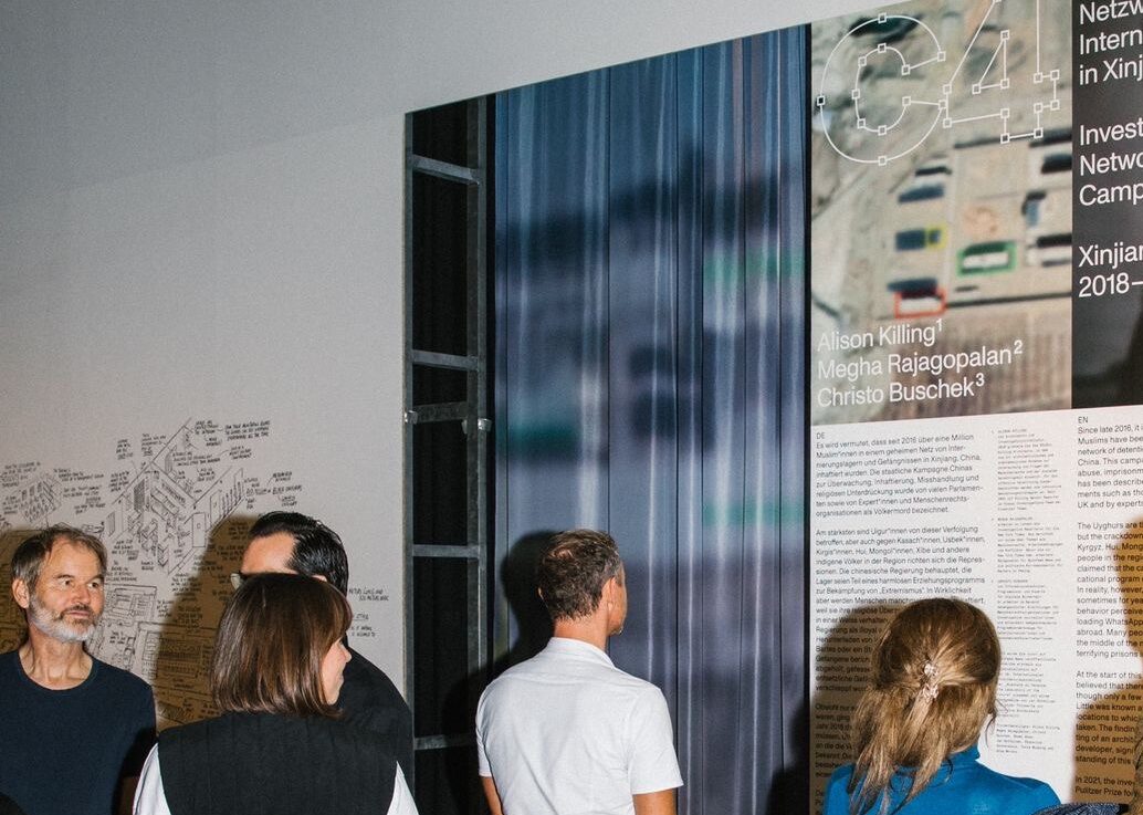 Besucher*innen in der Ausstellung Visual Investigations.