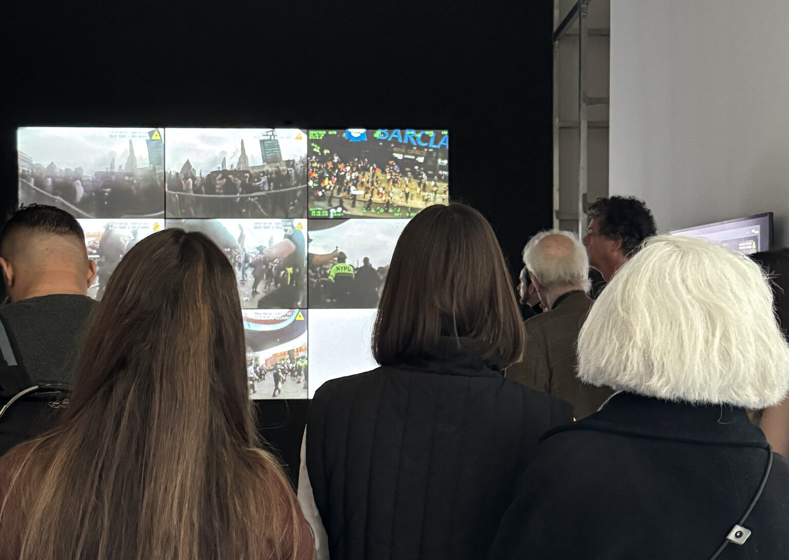 Besucher*innen in der Ausstellung Visual Investigations