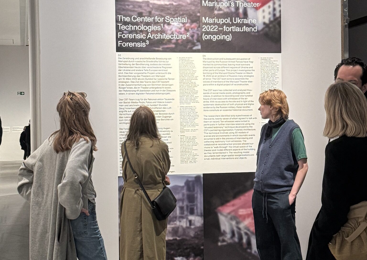 Besucher*innen in der Ausstellung