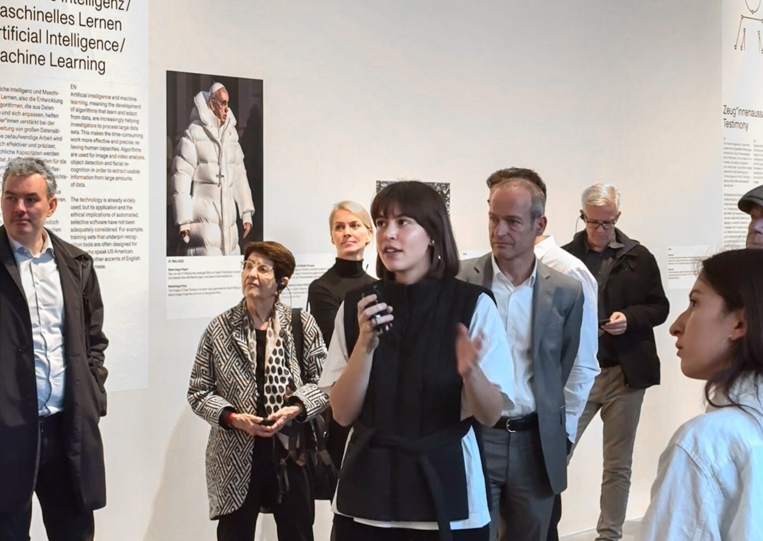 Kuratorin Lisa Luksch in der Ausstellung Visual Investigations