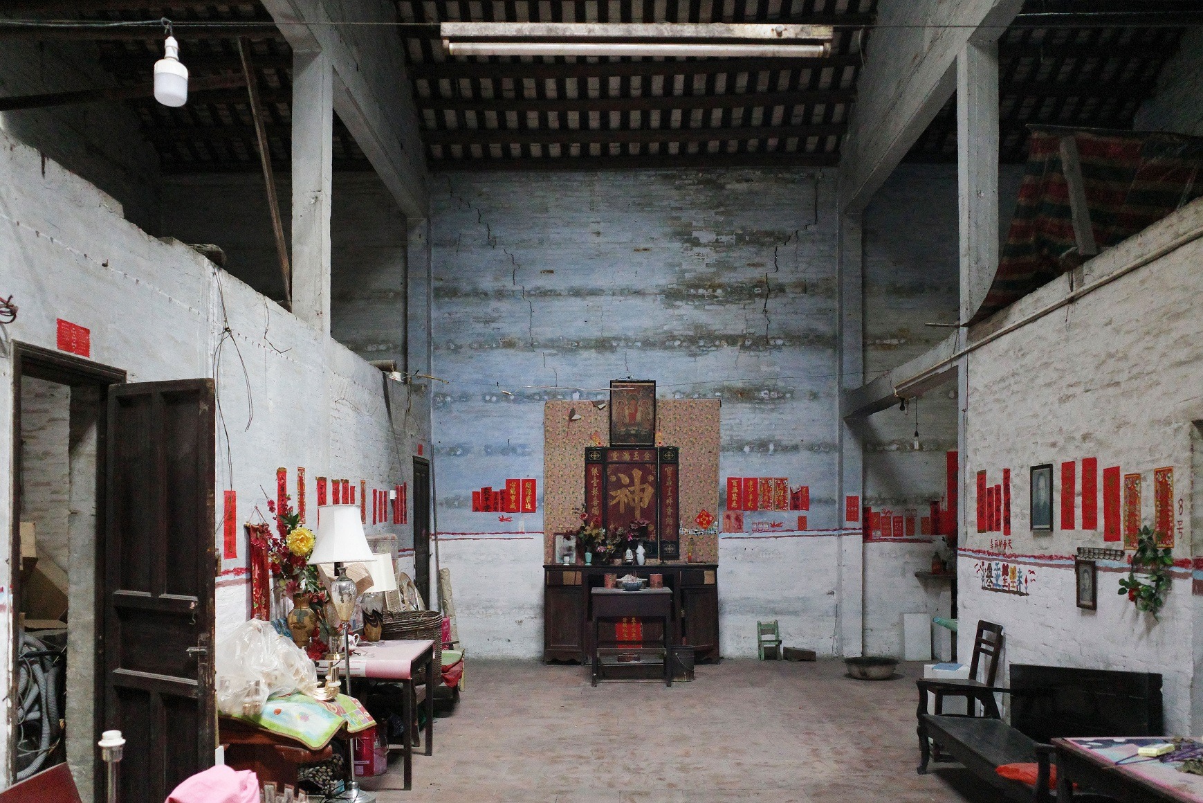 Interior-of-a-gupouk-the-communal-space-of-Comb-Sisters