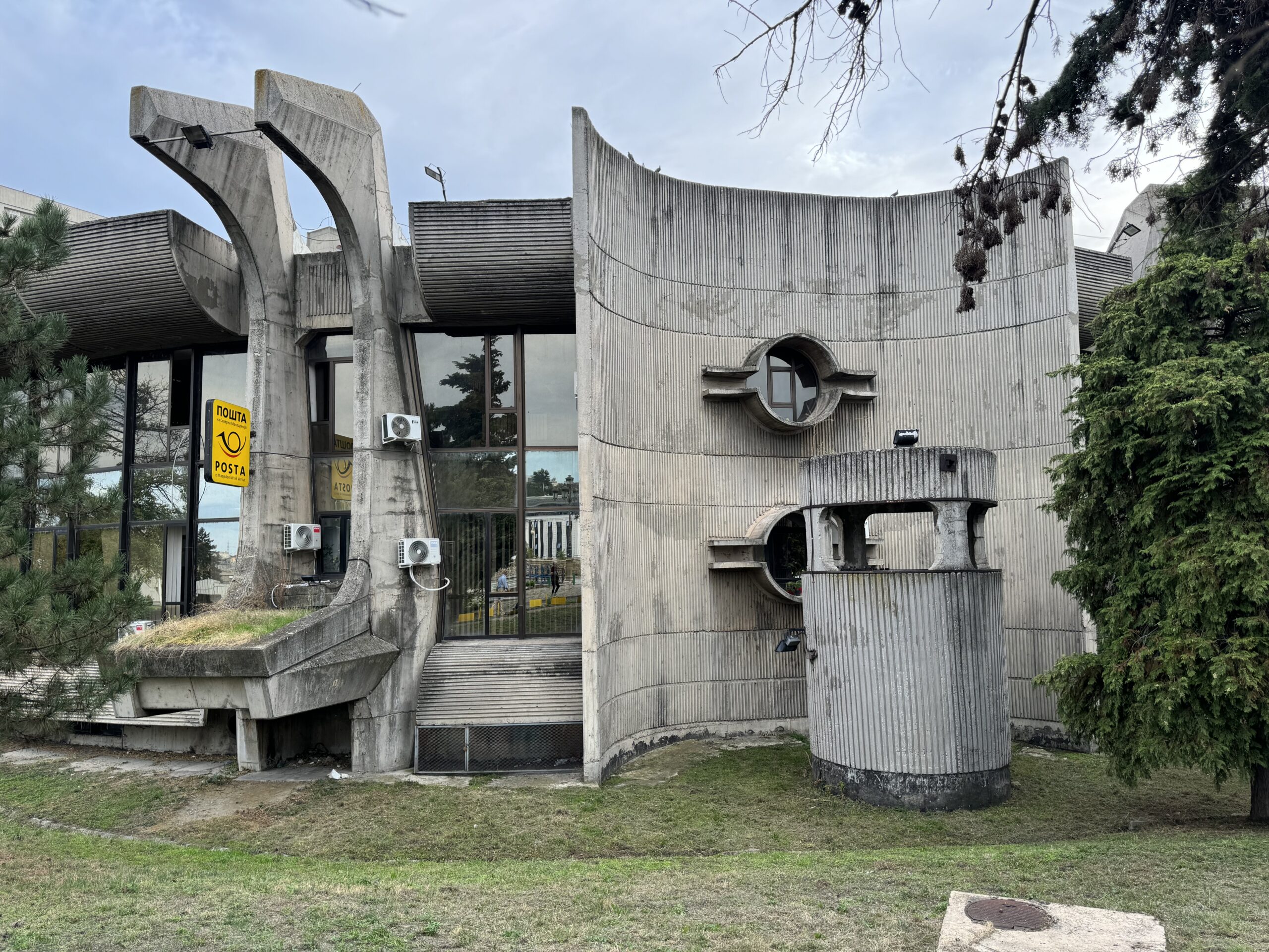 Foto des zentralen Postgebäudes in Skopje