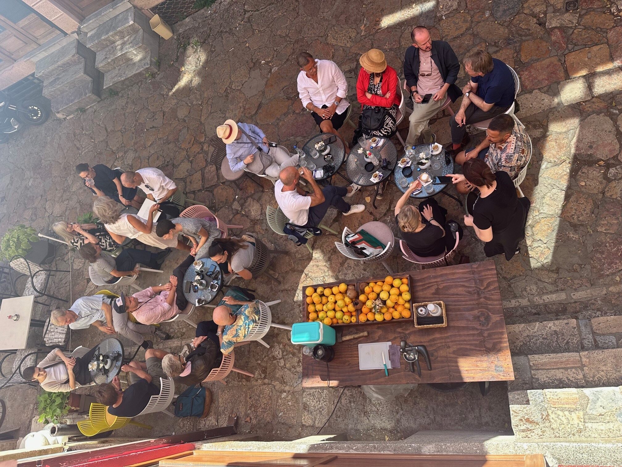 Reisegruppe der Mitgliederreise in einem Cafe in Skopje