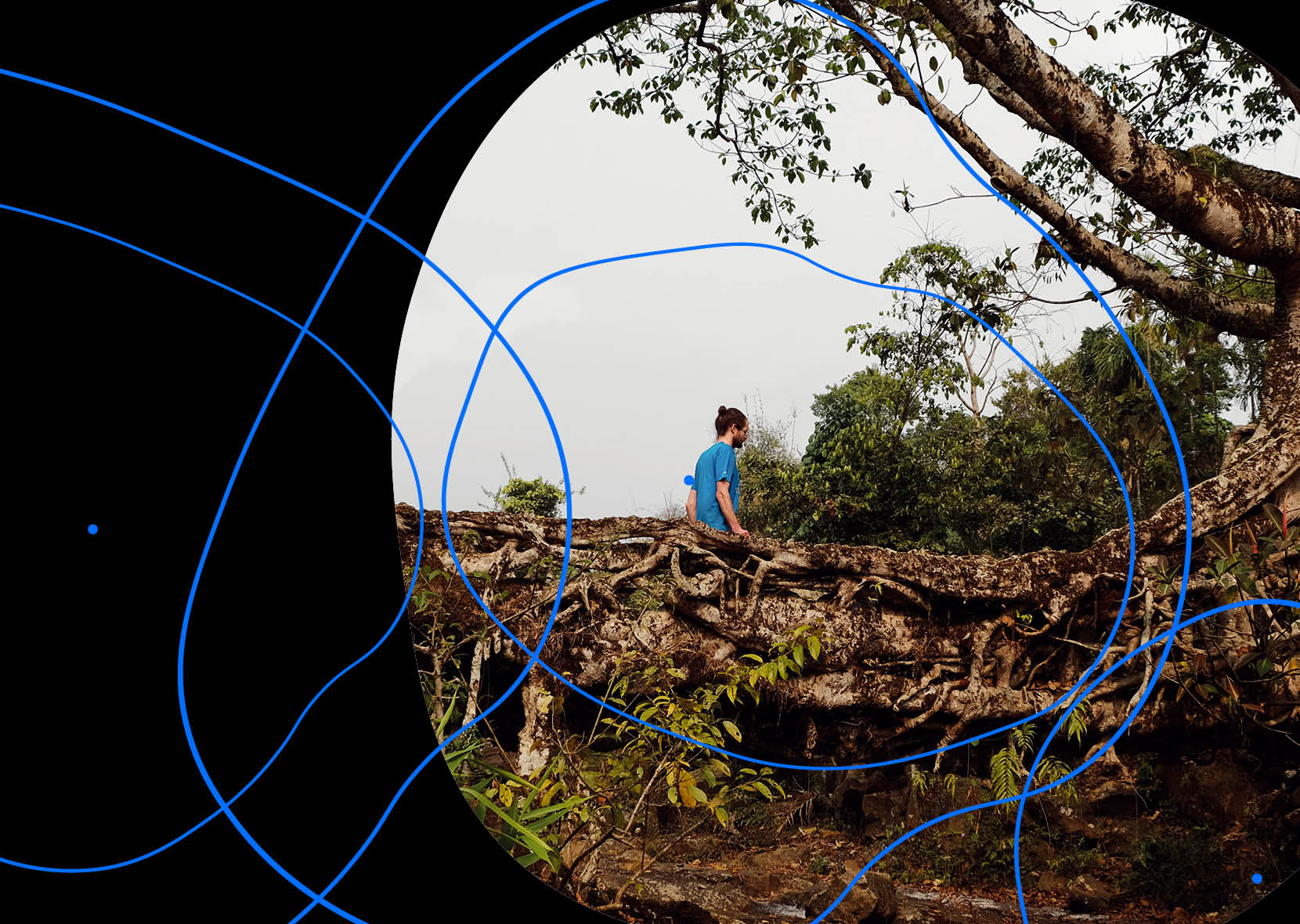 Mann auf lebender Brücke der Khasi People