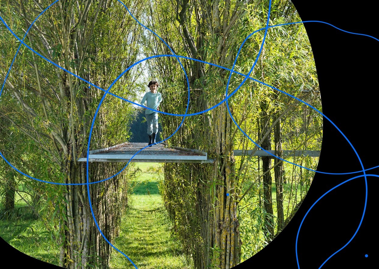 kleiner Junge auf Brücke zwischen Bäumen