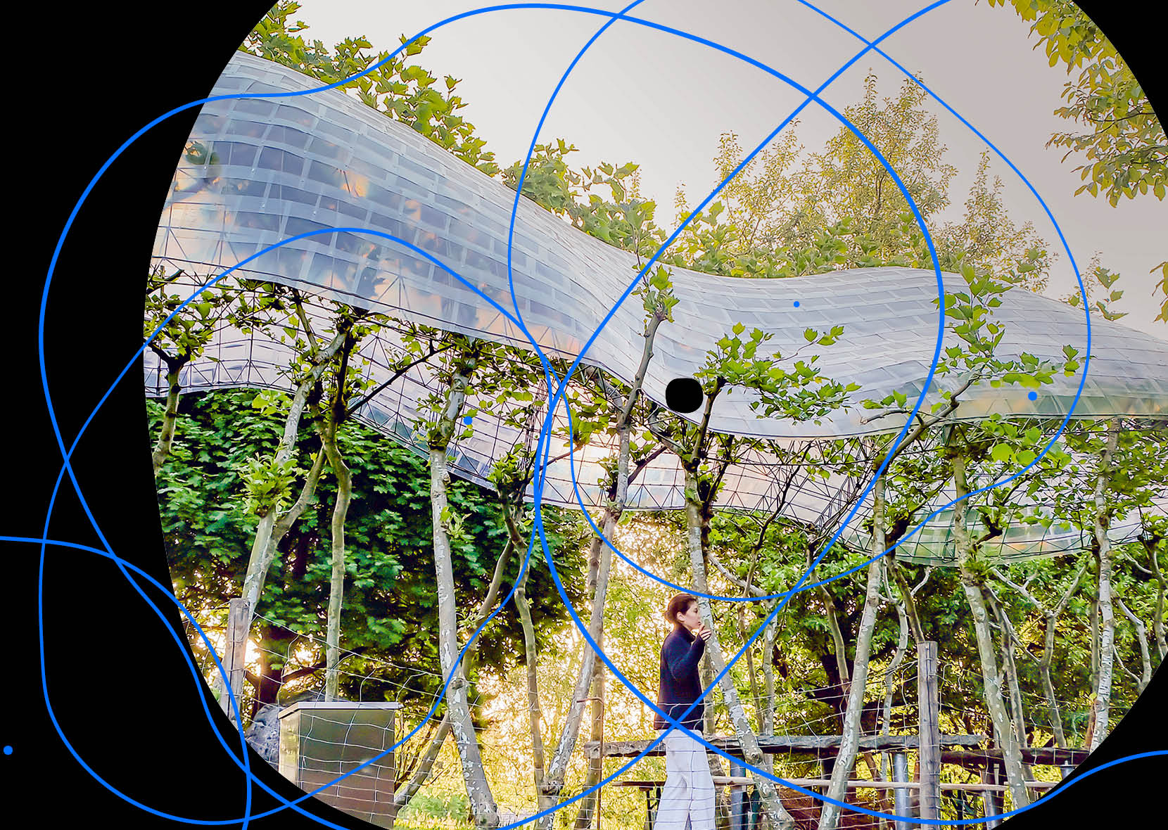 Frau geht durch Arbor Kitchen